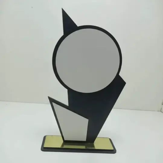 Trophée avec forme aiguisée